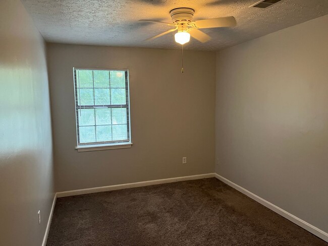 Building Photo - Cozy 3 Bedroom 2 Bathroom Townhouse