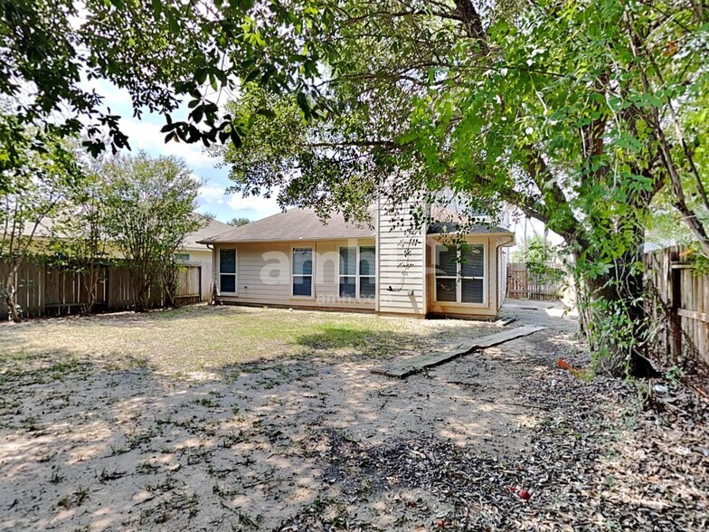 Building Photo - 2218 Shady Pine Dr