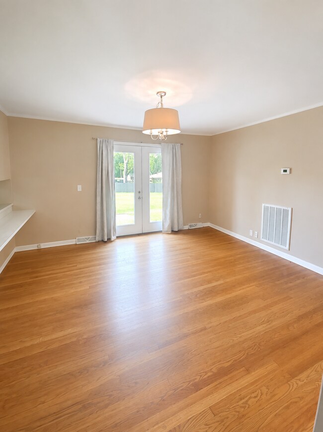 Building Photo - Bright 3-Bedroom Pet-Friendly Home with Garage in Algood
