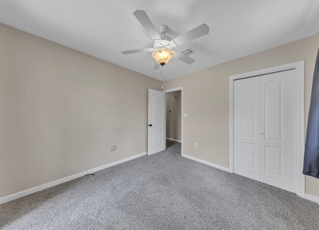 Building Photo - 702 Mayflower Ave