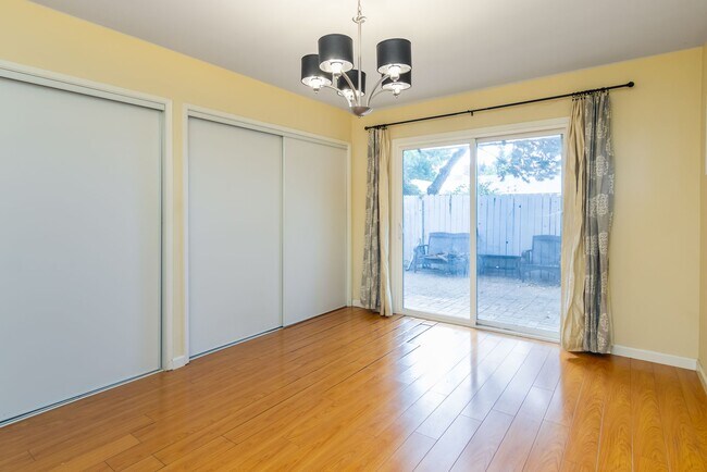 Building Photo - Spacious 3 Bedroom / 2 Bathroom Home in La...