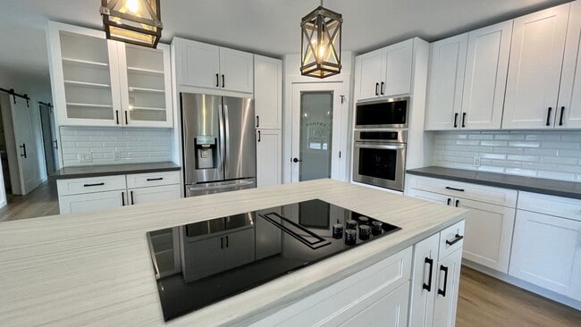 Building Photo - FULLY FURNISHED, STUNNING, BRAND NEW CONST...