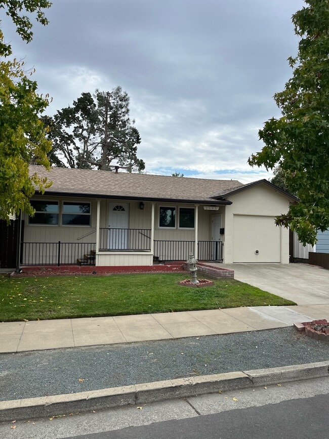 Building Photo - 2545 Fourth St