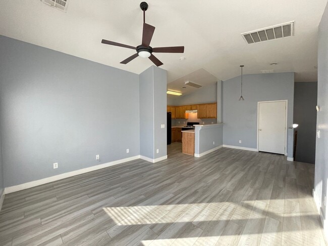Building Photo - Cute 2 bed 2 bath townhouse with 1 car garage and washer and dryer in unit