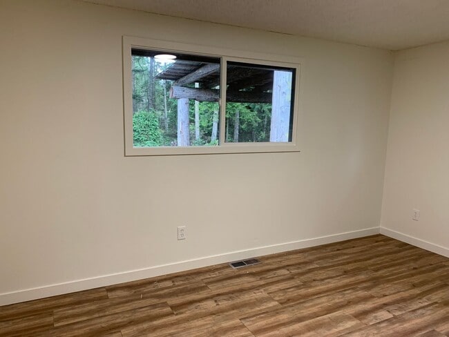 Building Photo - **Daisey King **