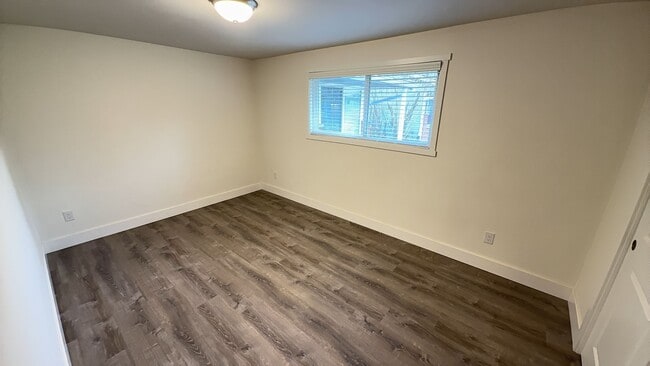 Building Photo - Cozy upgraded 2 bedroom duplex w/ attached 1 car garage in Lakewood available now!