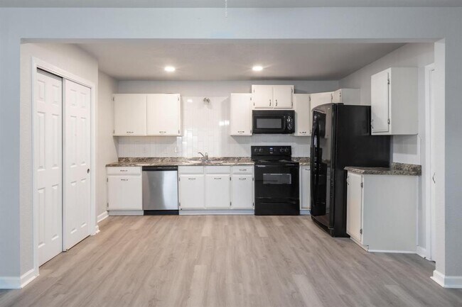 Building Photo - 1445 Hillview Ave