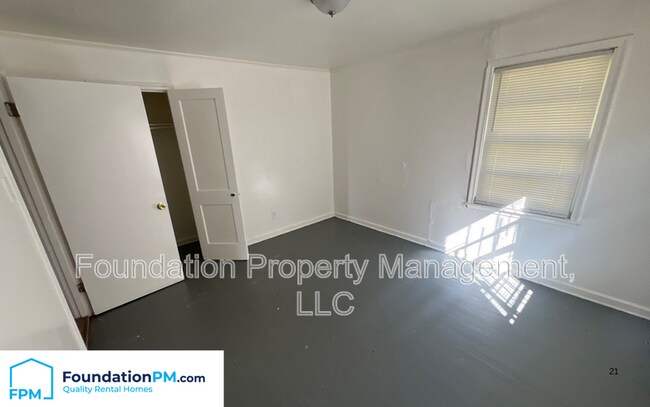 Building Photo - 2320 E Warren St