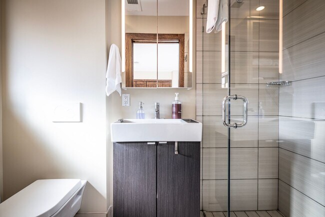 Building Photo - 4 bed / 4.5 bath flat in South Plaza overlooking UMKC and Brookside Blvd