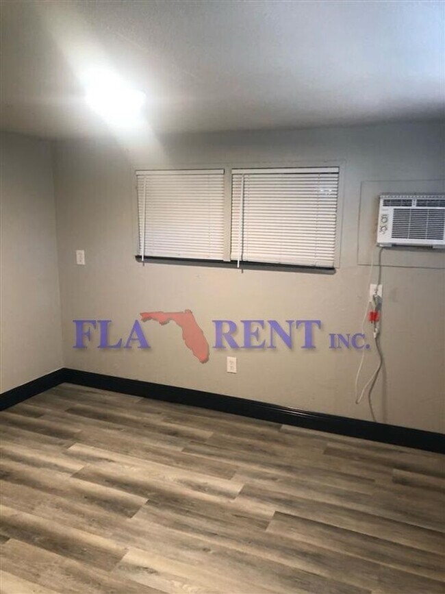 Building Photo - **3/1 Mobile home in Christmas/SR 50**