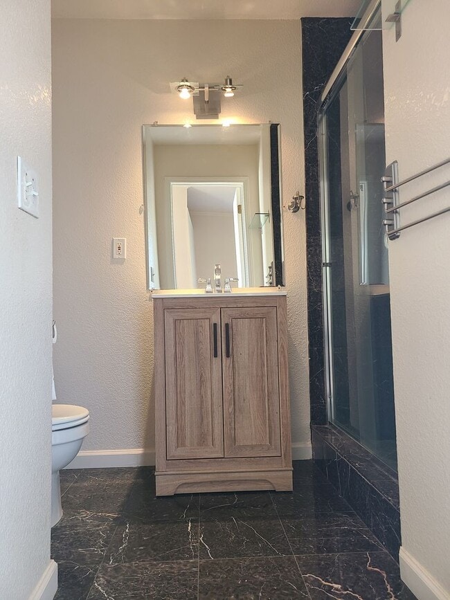 Building Photo - Willow Springs 4 Bdrm, 3 Bath