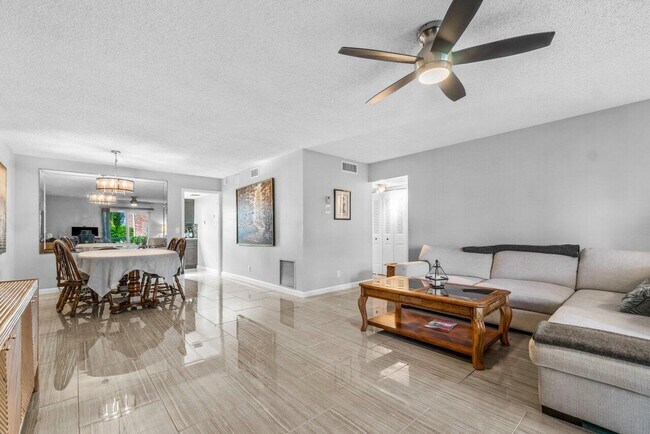 Building Photo - 2037 S Seacrest Blvd