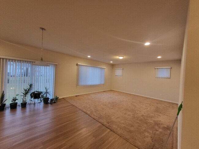 Building Photo - Spacious 4-Bedroom, 2.5-Bath Home Near Dow...