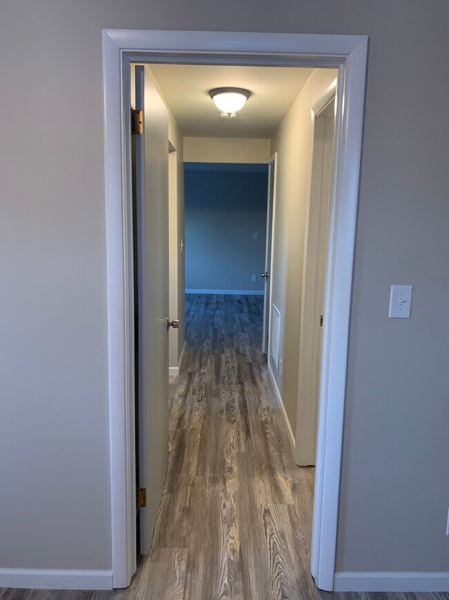 Hallway - 944 Beiner Pl NE