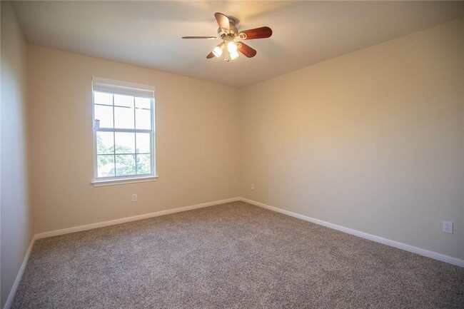 Building Photo - 14825 Fernhill Dr