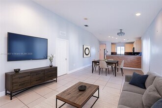 Building Photo - 3353 NE 11th Dr