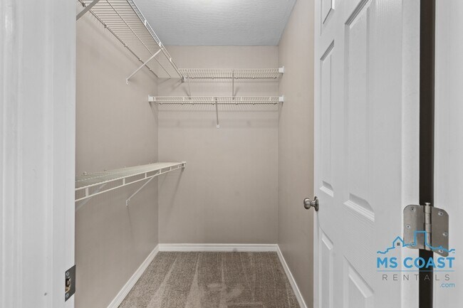 Building Photo - 108 N Island View Ave