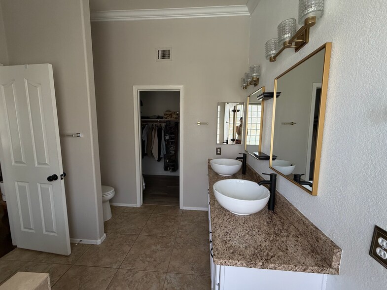 Walk-in closet in - 6360 W Aurora Dr