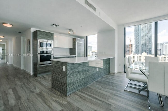 Building Photo - 460 NE 28th St