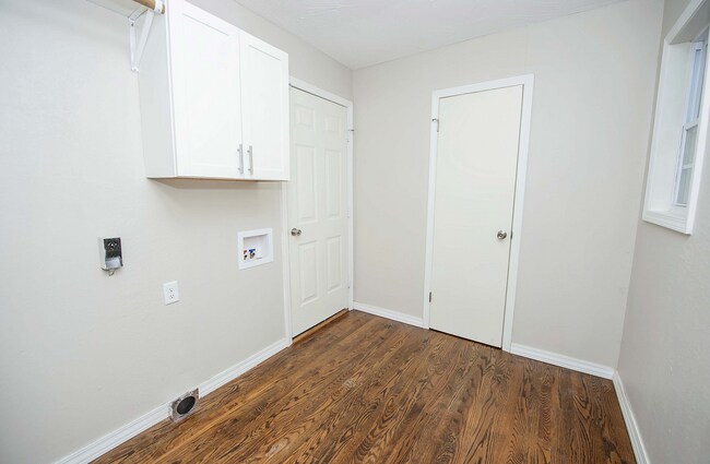 Building Photo - Privacy Fenced, 3 bed 3 bath in South Spri...