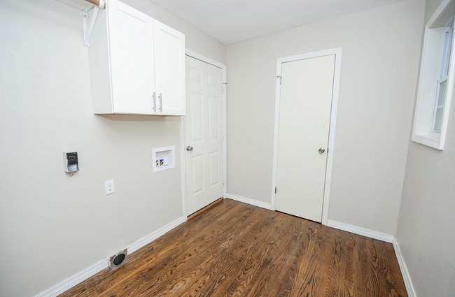 Building Photo - Privacy Fenced, 3 bed 3 bath in South Springfield (Ask about our special)