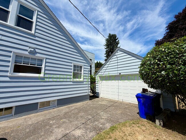 Building Photo - Lovely 3-Bedroom, 2-Bathroom House with Detached Garage in North Portland