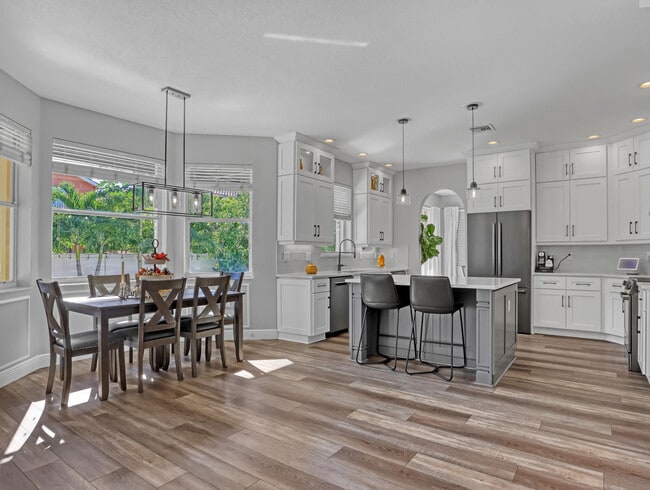 Building Photo - 2227 Ridgewood Cir