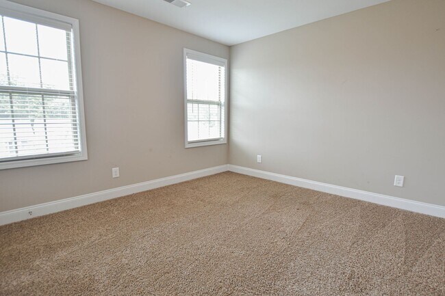 Building Photo - Pet Friendly Four Bedroom!