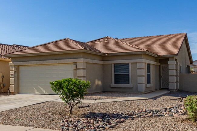 Building Photo - Check out this 3 bed/2 bath LARGE CORNER LOT!