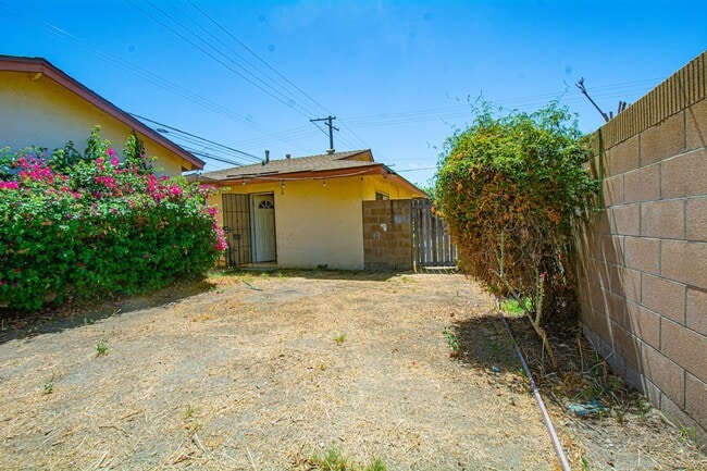 Building Photo - 2Bedroom 1 Bath with 1 Car GR Spacious Apartment Unit -Azusa