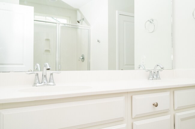 Building Photo - 216 Chaste Tree Cir