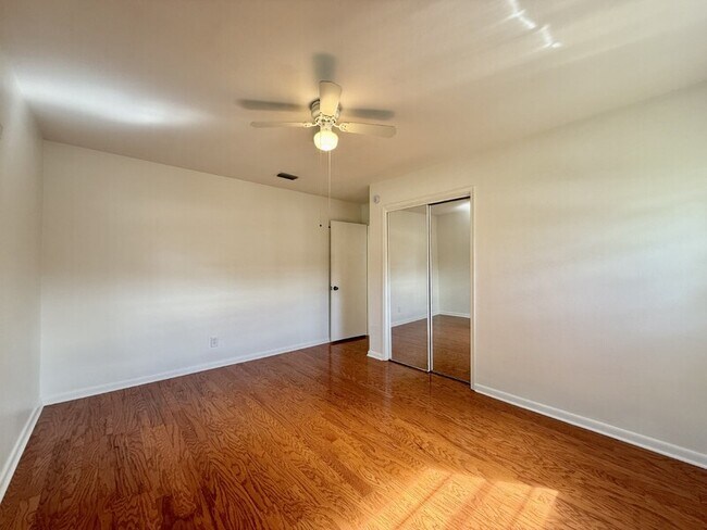 Building Photo - 1502 W Country Club Dr