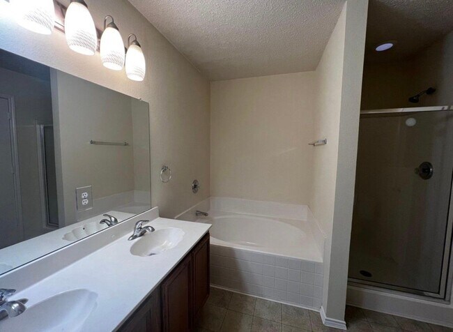 Building Photo - 1414 Lochspring Dr
