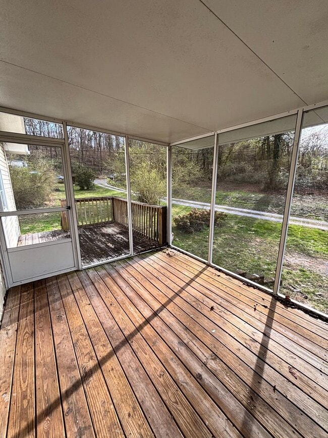 Building Photo - Quiet Country Feel — Minutes From Downtown Knoxville 2bd/1bth