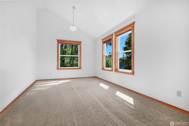 Building Photo - 3 bedroom 2.5 bathroom single family house...