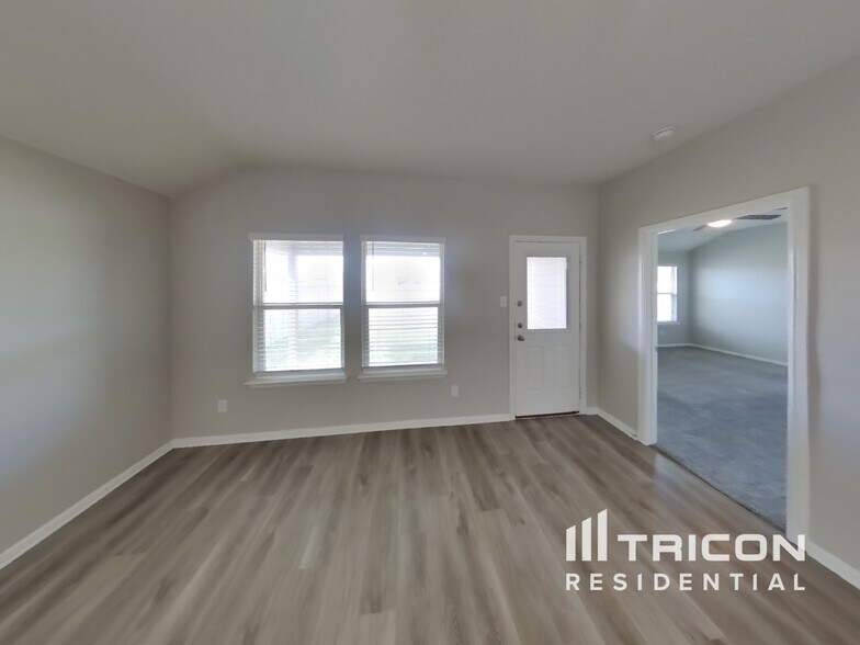 Building Photo - 8832 Ring Gold Dr