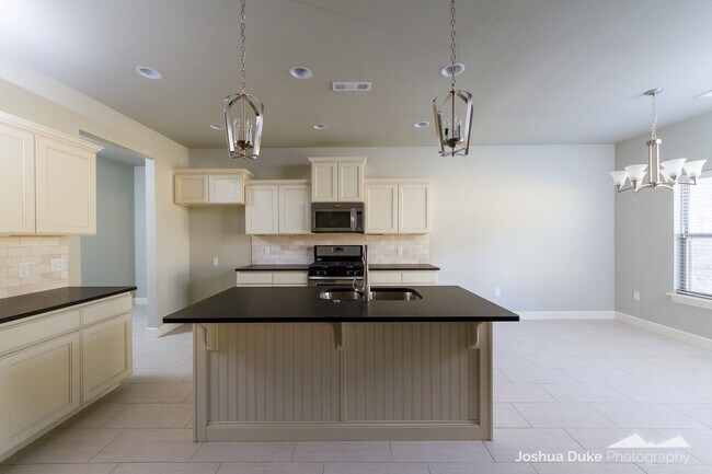 Building Photo - 3 bedroom 2 bath modern style home minutes...