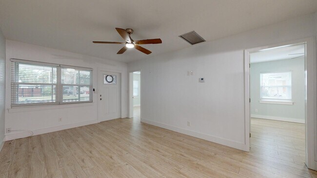 Building Photo - 214 15th Ave W