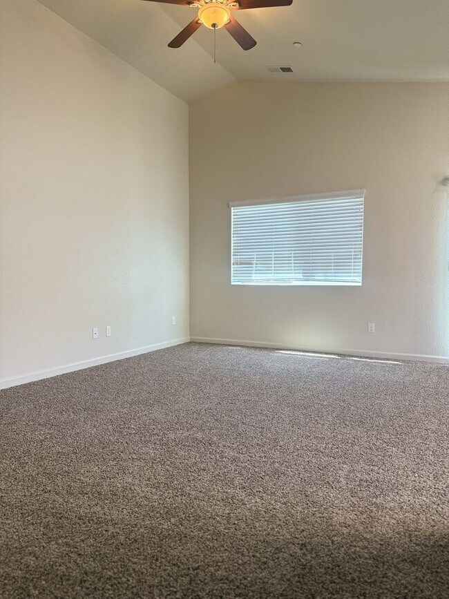 Building Photo - Don’t miss out on this 3 bedroom/2bath hom...