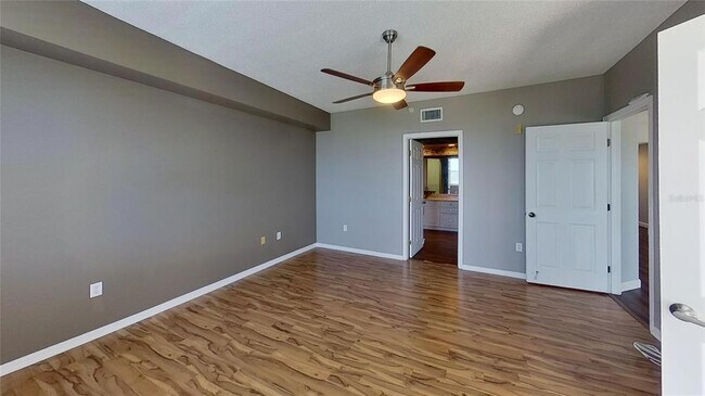 Building Photo - 6495 Shoreline Dr
