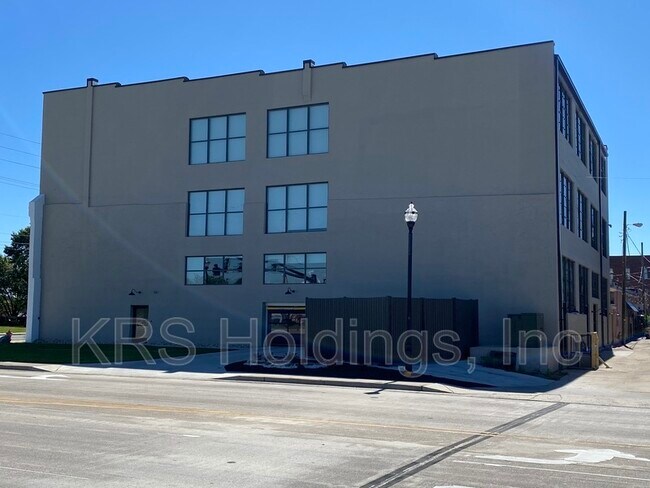 Building Photo - 225 N Water St