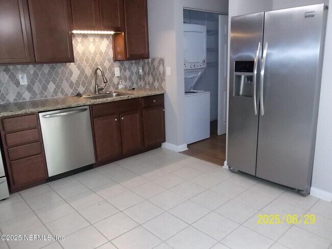 Building Photo - 2300 Twelve Oaks Dr