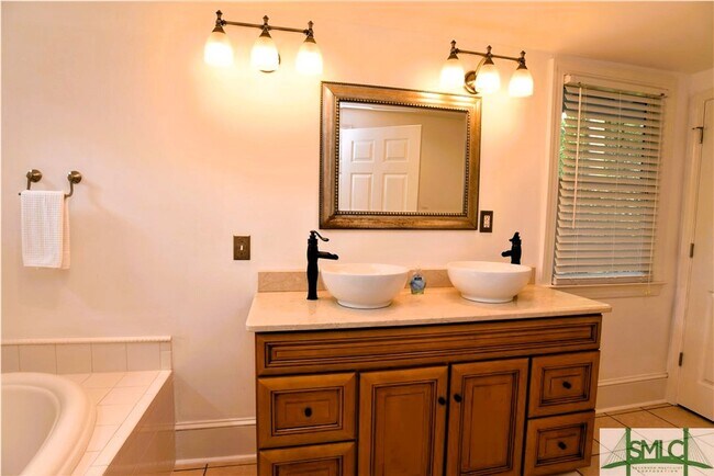 Building Photo - Spacious and fully furnished Victorian beauty