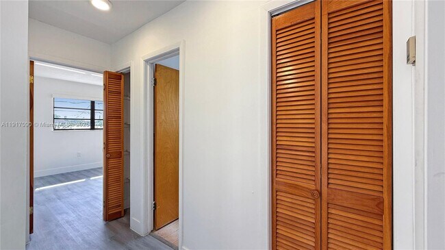 Building Photo - 8877 SW 36th St