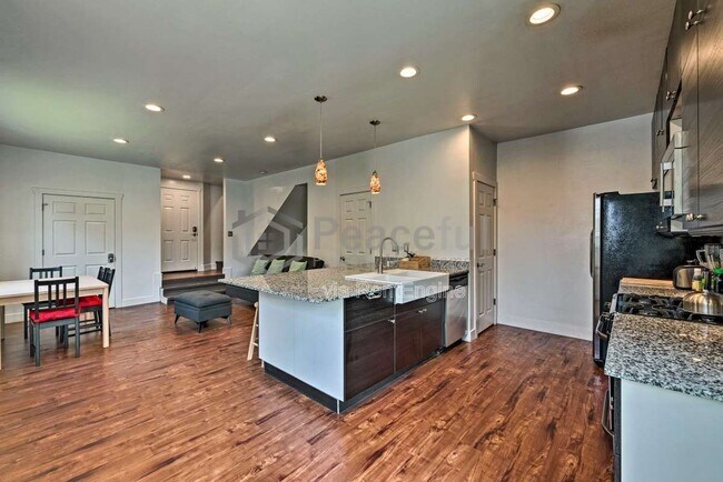 Building Photo - 462 E Haven Ave