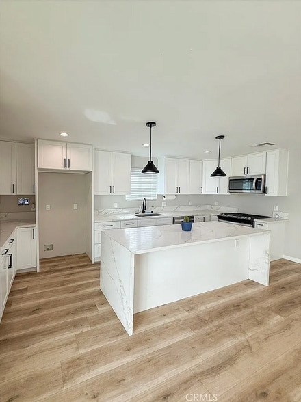 Primary Photo - 10430 Densmore Ave