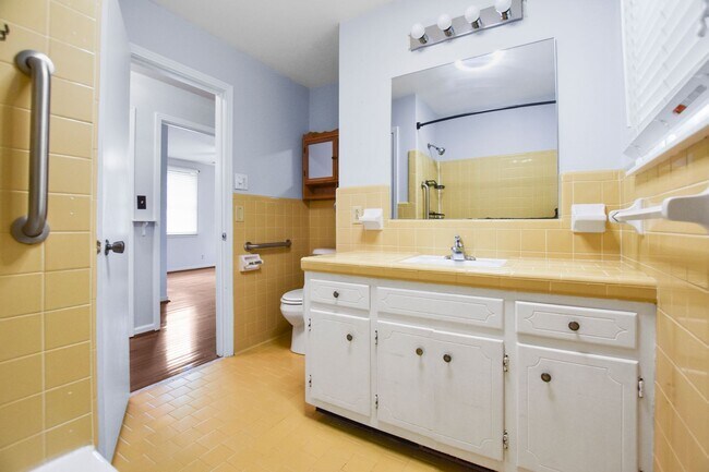 Building Photo - Pet Friendly Four Bedroom with Basement!