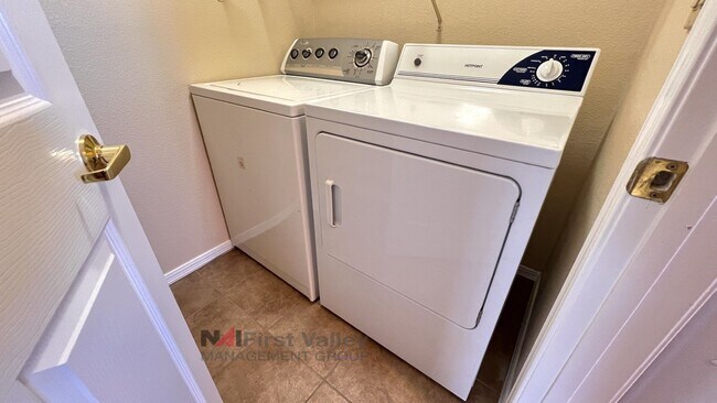 Building Photo - 2 Bedroom- 2 Bathroom Downstairs