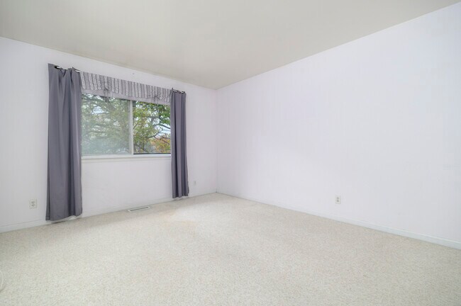 Building Photo - 170 Forest St