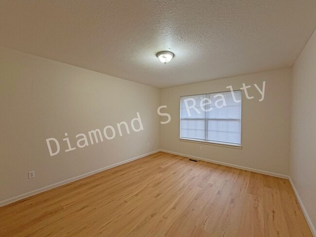 Building Photo - 2 Bedroom Duplex in Nixa Available!!